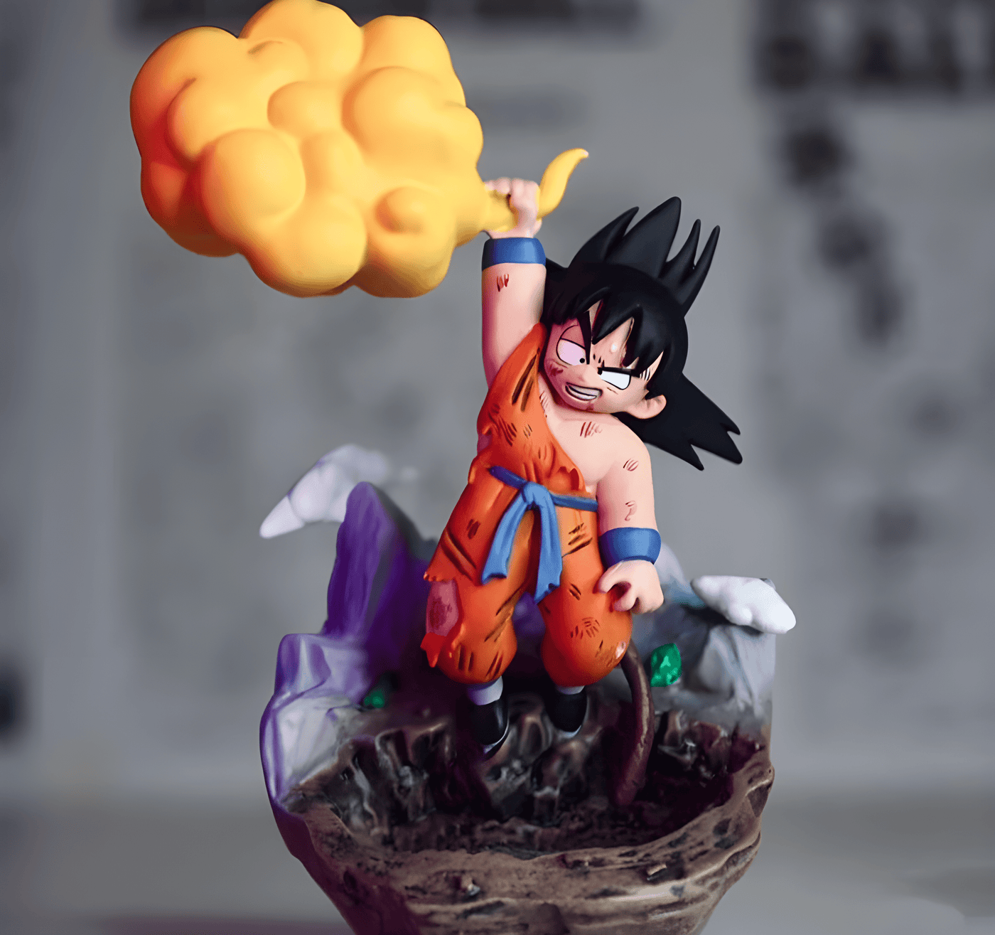 Figura Dragon Ball Goku aferrándose a su nube