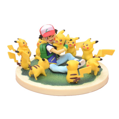 Figurine Pikachu et Sacha