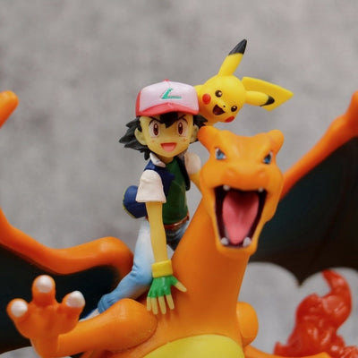 Glurak-Figur Ash und Pikachu
