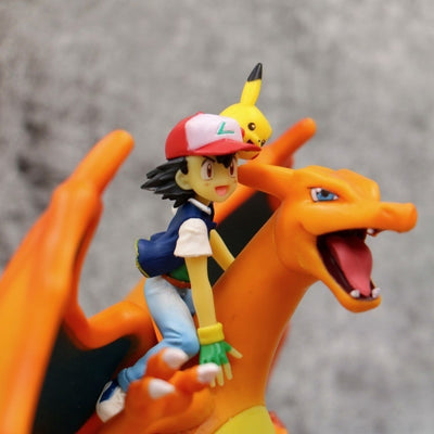 Glurak-Figur Ash und Pikachu