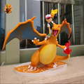 Glurak-Figur Ash und Pikachu