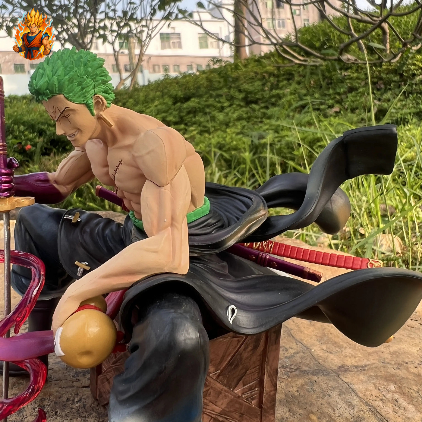 Figurine assise de Zoro de One Piece